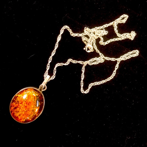 Vintage Baltic Honey Amber & Sterling Silver Pendant on 18”Sterling Silver Chain - Picture 3 of 3